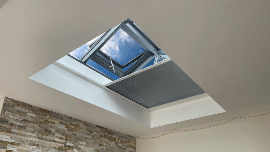 Elektrische Jalousie 80 × 150 cm für elektrisch öffnende Dachfenster – Innenbeschattung SkyGlas