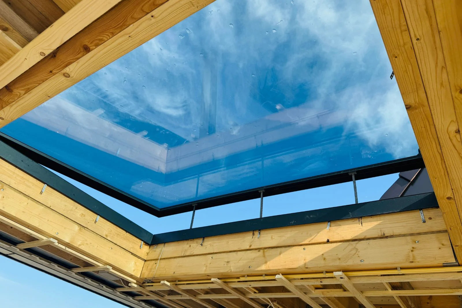 Dachfenster Flachdach rahmenlos elektrisch 800 × 1200 mm – Anthrazit RAL 7016 – SkyGlas