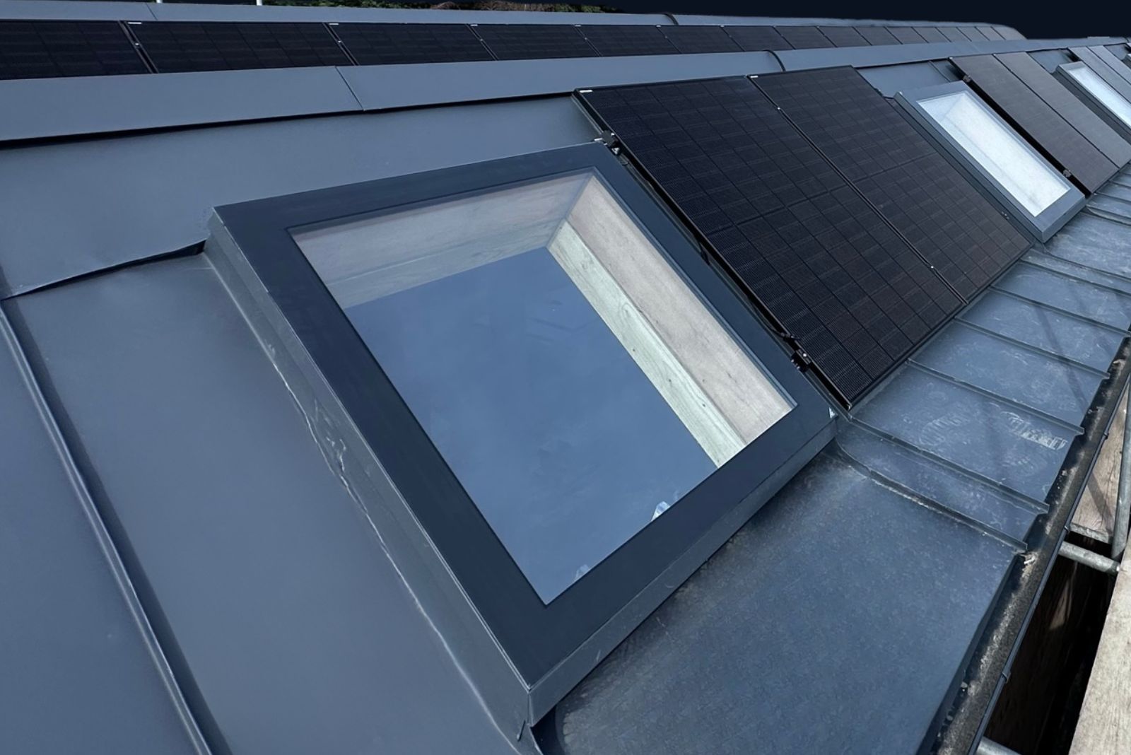 Dachfenster Schrägdach – rahmenlos – feststehend – 3-fach – 1000 × 3000 mm – Detailansicht