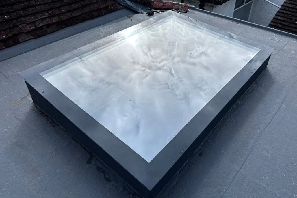 Dachfenster Flachdach – rahmenlos – feststehend – 3-fach – 1000 × 3000 mm – Detailansicht